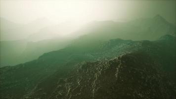 niebla matutina en la montaña de afganistán video