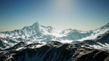 8k luchtfoto berglandschap op grote hoogte video