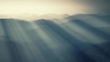 silhouette noire des montagnes rocheuses dans un brouillard profond video