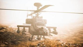 Militärhubschrauber in den Bergen im Krieg video