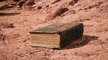 oud boek in de rode rotswoestijn video