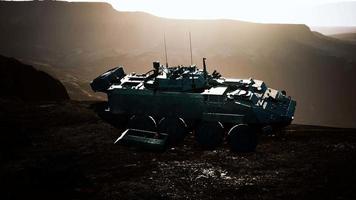 vieux véhicule militaire dans les montagnes de l'afghanistan video
