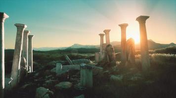 ruinas del antiguo templo griego al atardecer video