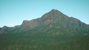 luchtfoto rotsachtige bergen landschap panorama video