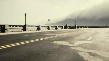 vecchio ponte di pietra vuoto in una giornata nebbiosa video