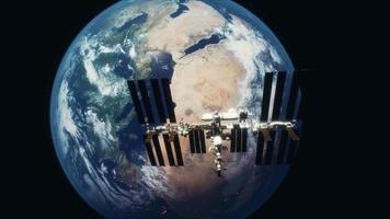 Estação Espacial Internacional 8k em órbita da Terra. elementos fornecidos pela nasa video
