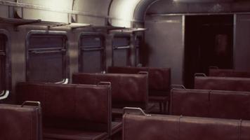 intérieur du vieux train électrique soviétique video