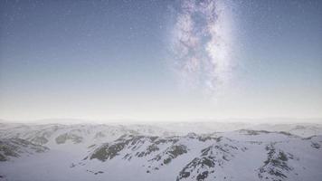 Milchstraße über schneebedecktem Gelände video