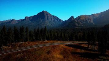 8k vista panoramica aerea del paesaggio di una strada panoramica nelle montagne canadesi video