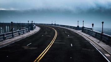 fragmento de puente vacío cerca de las montañas video