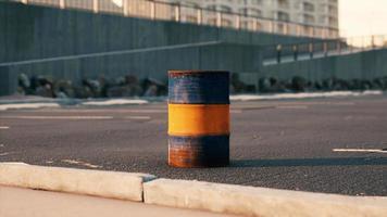 oud en roestig metalen vat op parking video