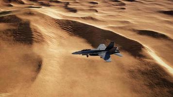 avión militar estadounidense sobre el desierto video