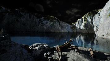 fiordo con nubes de tormenta oscuras video