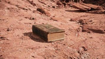 libro antiguo en el desierto de roca roja video