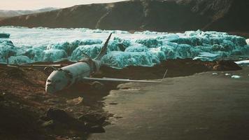 velho avião quebrado na praia da islândia video