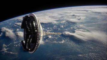 satélite espacial futurista que orbita la tierra video