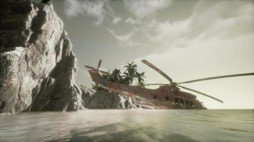 velho helicóptero militar enferrujado perto da ilha video
