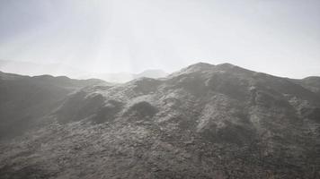 rayos de sol sobre montañas en un valle video