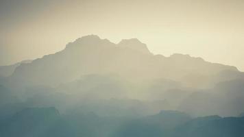 niebla en el valle de las montañas rocosas video
