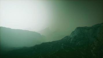 brouillard matinal dans la montagne de l'afghanistan video