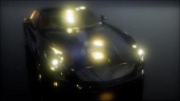 luxe sportwagen in donkere studio met felle lichten video