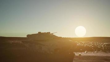 alter rostiger Tank in der Wüste video