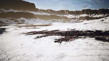 rochers et collines sous la neige video