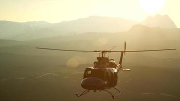 8k câmera lenta helicóptero militar dos estados unidos no vietnã