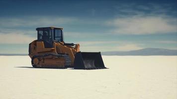 Machine de classement des routes sur la route du désert de sel video