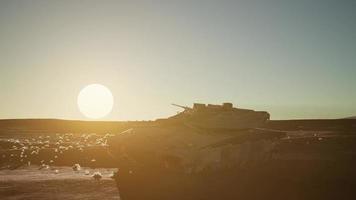 velho tanque enferrujado no deserto ao pôr do sol