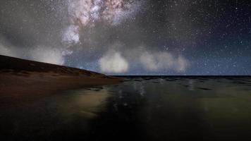 galaxie de la voie lactée sur une île tropicale video