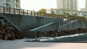 estacionamento perto da praia de areia video