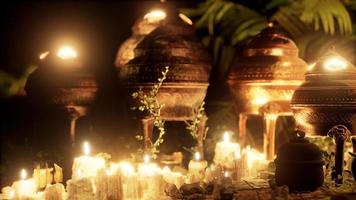 altar dorado con velas en la noche video