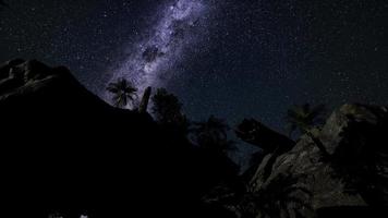 Vintergatan galaxen över sandsten canyon väggar video