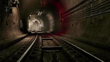 tunnel ferroviario vuoto vicino alla stazione della metropolitana video