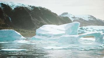 montanhas cobertas de neve contra o oceano azul na Antártida video