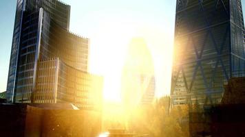 stadsskyskrapor med linsstil vid solnedgången video