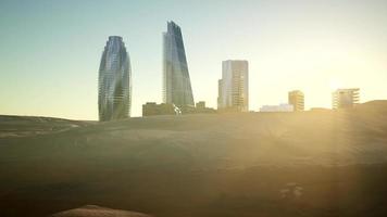 stadtwolkenkratzer in der wüste bei sonnenuntergang video