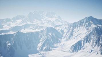 Alpes montañas desde el aire video