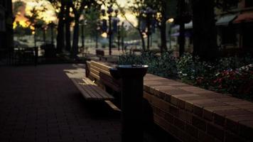 close-up van een drinkwaterfontein in een park bij zonsondergang video