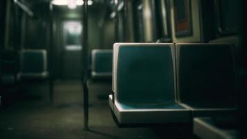 vagão do metrô está vazio por causa do surto de coronavírus na cidade