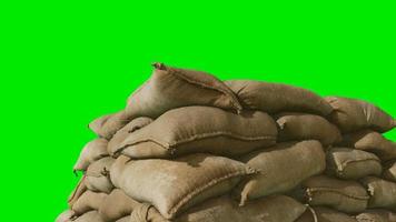 sacos de arena para defensa contra inundaciones o uso militar sobre fondo de cromakey verde video