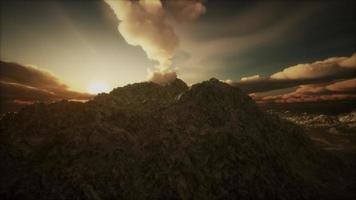 solstrålarna över bergen i en dal video