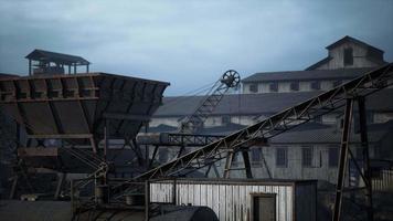 engrenagem velha abandonada da mina de carvão galesa video