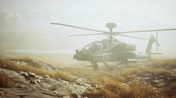 militaire helikopter in de bergen in oorlog