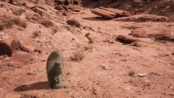 estatua antigua en el desierto de las rocas video