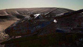 tanques militares destruidos en el desierto al atardecer