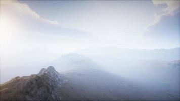 paisaje del cráter del volcán con niebla video