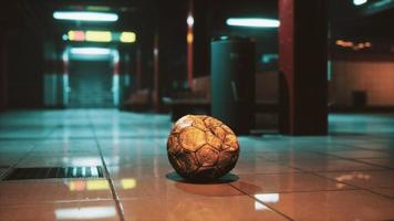 Alter Fußball in leerer U-Bahn video