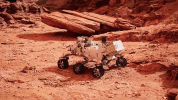 mars rover perseverancia explorando el planeta rojo. elementos proporcionados por la nasa. video